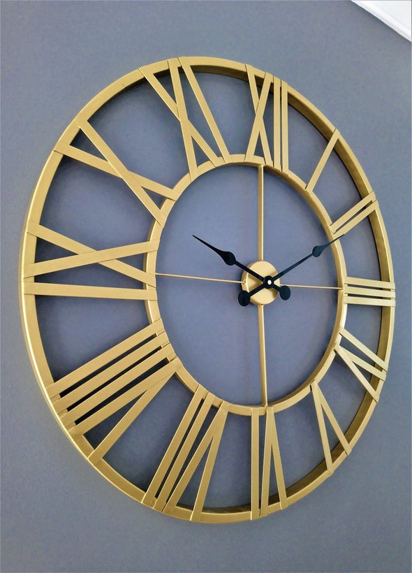 ساعت دیواری فلزی؛ کالبدِ خلاء؛ تجسمِ مرزِ میانِ هستی و نیستی